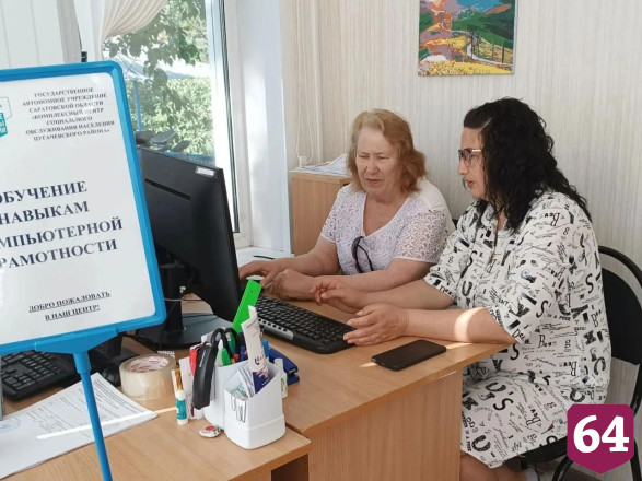 В Саратовской области пенсионеров учат пользоваться «Госуслугами» и видеосвязью