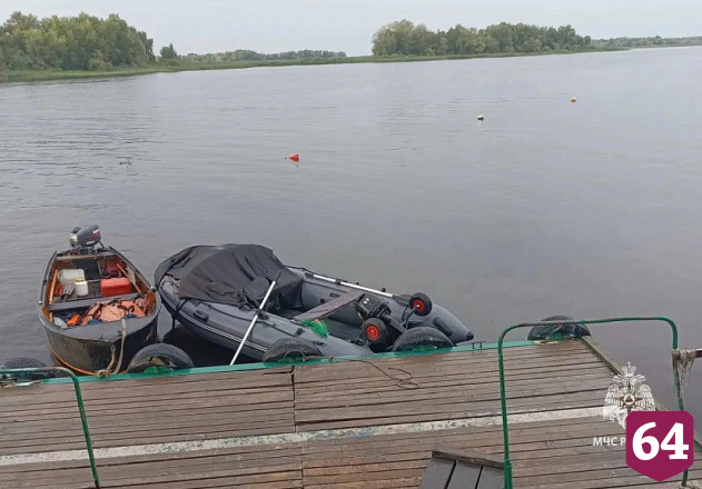 В Саратовской области с затонувшего катера спасли семью с детьми 